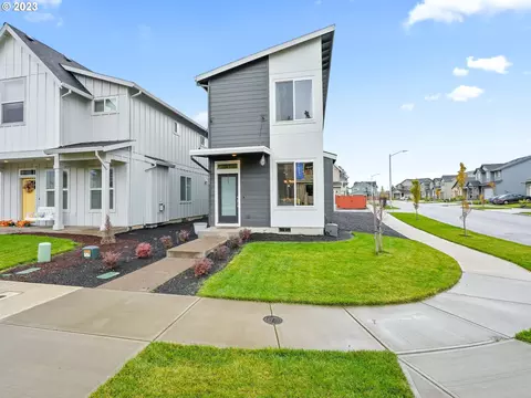 4036 Village Center Dr, Salem, OR 97302