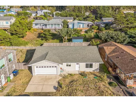 1613 NW Parker Ave, Waldport, OR 97394