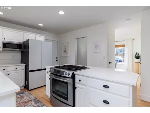 Kitchen - 36745 Eldridge Dr, Sandy, OR 97055 photo 2 of 3
