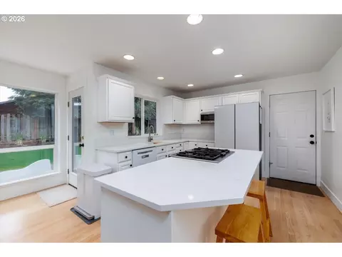 Kitchen - 36745 Eldridge Dr, Sandy, OR 97055 photo 1 of 3