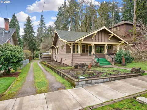 411 W Main St, Silverton, OR 97381