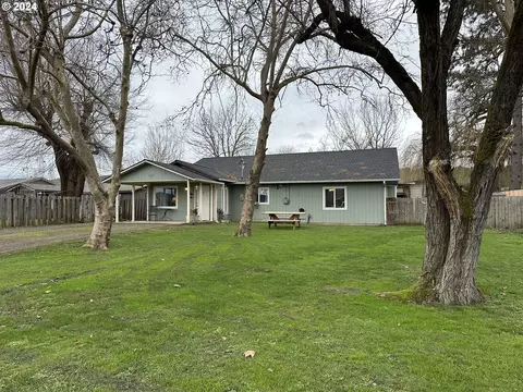 206 Ervin Ave, Roseburg, OR 97471
