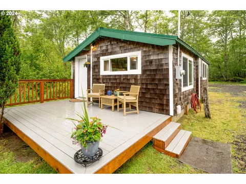 1289 2nd St, Hammond, OR 97121