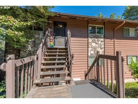 5005 SW Mitchell St #10, Portland, OR 97221