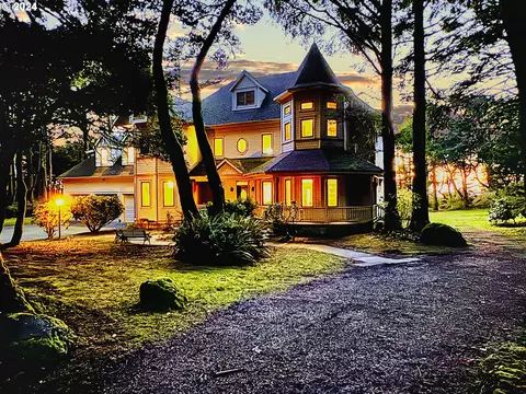 32102 N Chantrelle Ln, Gold Beach, OR 97444