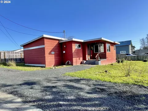 590 N Cedar St, Coquille, OR 97423