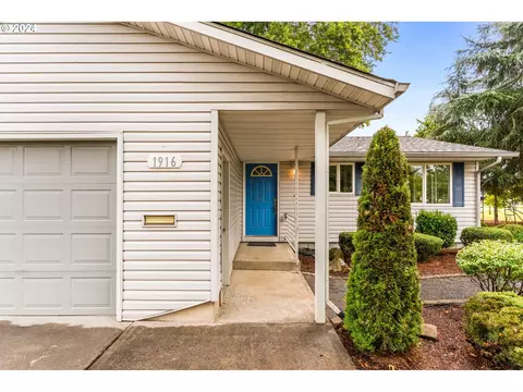 1916 King Way, Woodburn, OR 97071