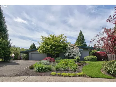 1811 NW Saint Andrews Dr, Mcminnville, OR 97128