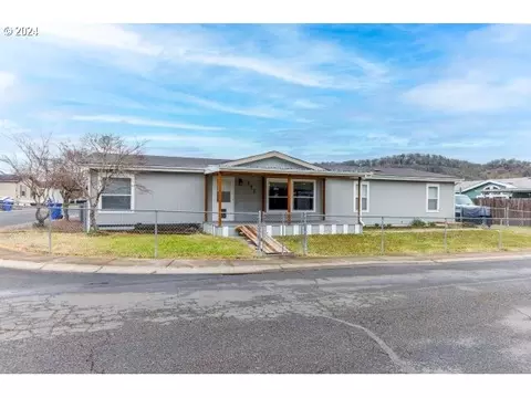 171 Metolius Ln, Roseburg, OR 97471