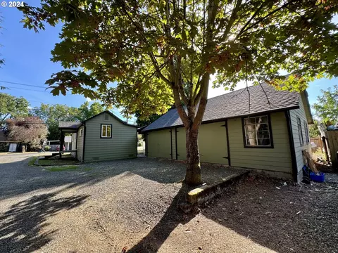 233 Hunsaker Ln, Eugene, OR 97404