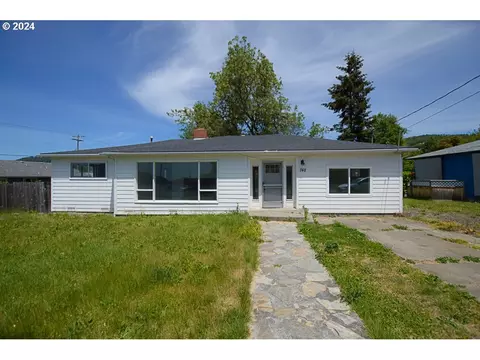 748 NE Church Ave, Roseburg, OR 97470