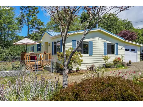 1056 Charlotte Ct, Rockaway Beach, OR 97136