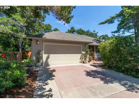4 Sea Watch Pl, Florence, OR 97439