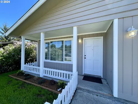933 Augustine Ave, Coos Bay, OR 97420