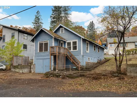 121 Garrett Ave, Klickitat, WA 98628