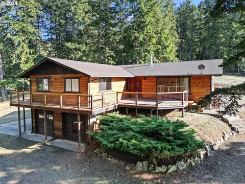 670 Oakwood Dr, Oakland, OR 97462
