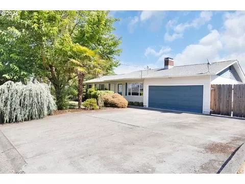 839 W Luellen Dr, Roseburg, OR 97471