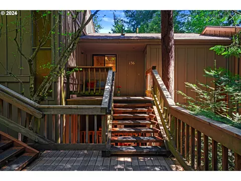 136 Treehill Loop, Eugene, OR 97405