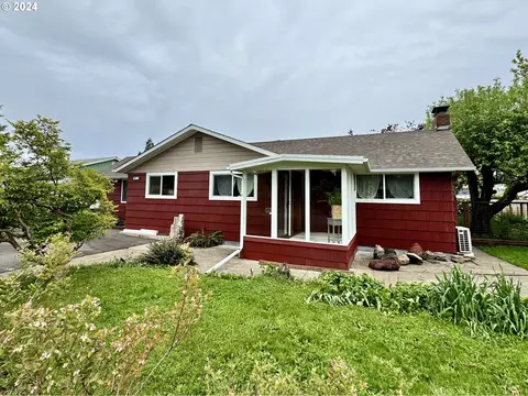 1301 D St, Springfield, OR 97477