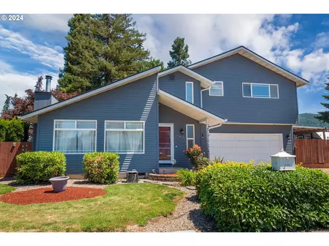 793 70th St, Springfield, OR 97478
