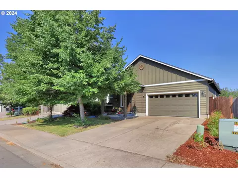 1059 S 1st St, Cottage Grove, OR 97424