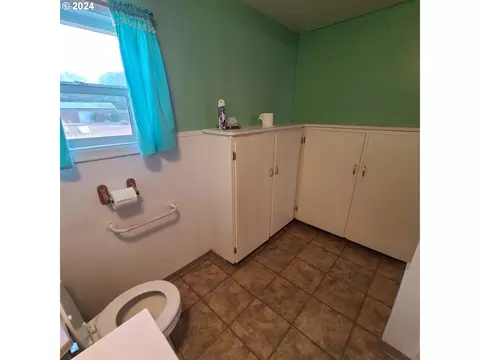 Bath - 265 N 4th Ave, Elgin, OR 97827 photo 2 of 2