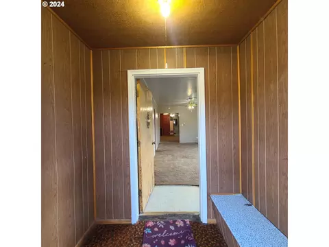 Entry Way - 265 N 4th Ave, Elgin, OR 97827 photo 1 of 3