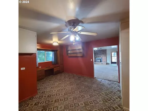 Living - 265 N 4th Ave, Elgin, OR 97827 photo 4 of 5