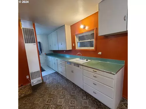 Kitchen - 265 N 4th Ave, Elgin, OR 97827 photo 1 of 1