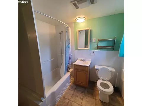 Bath - 265 N 4th Ave, Elgin, OR 97827 photo 1 of 2