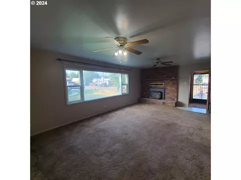 Living - 265 N 4th Ave, Elgin, OR 97827 photo 3 of 5