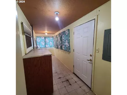 Entry Way - 265 N 4th Ave, Elgin, OR 97827 photo 3 of 3