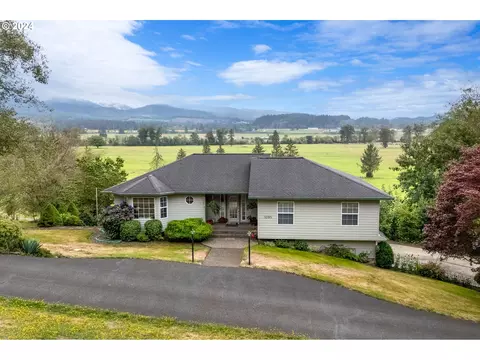 1095 Hollyridge Dr, Tillamook, OR 97141