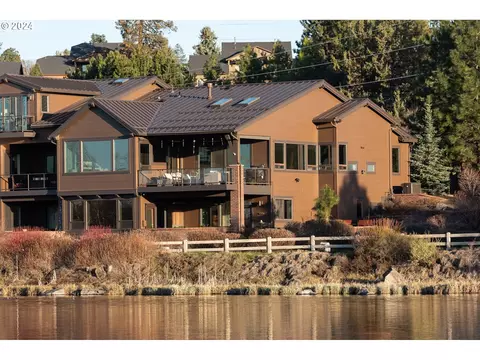 925 SW Theater Dr, Bend, OR 97702