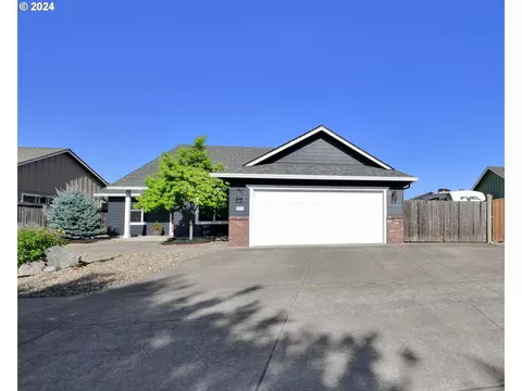 953 S 9th St, Harrisburg, OR 97446