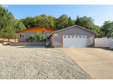 224 Aker Dr, Myrtle Creek, OR 97457