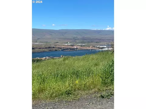 2737 E 9th St #1, The Dalles, OR 97058