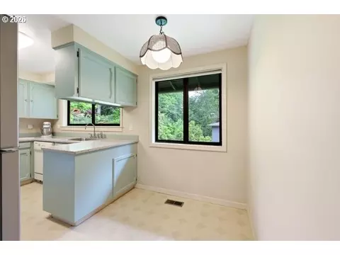 Kitchen - 497 NE Scott Ave, Gresham, OR 97030 photo 3 of 4