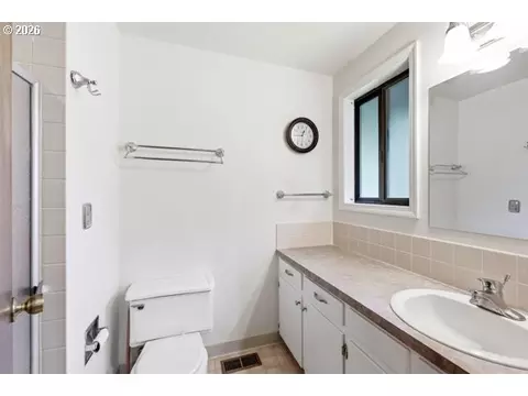 Bath - 497 NE Scott Ave, Gresham, OR 97030 photo 1 of 2