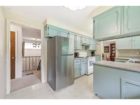 Kitchen - 497 NE Scott Ave, Gresham, OR 97030 photo 4 of 4