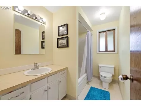 Bath - 497 NE Scott Ave, Gresham, OR 97030 photo 2 of 2