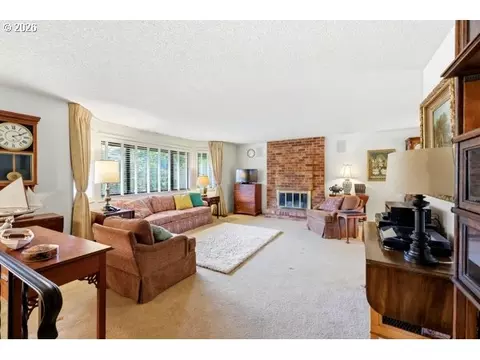 Living - 497 NE Scott Ave, Gresham, OR 97030 photo 1 of 4