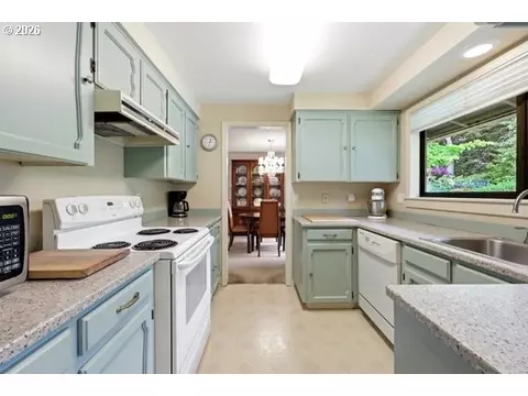 Kitchen - 497 NE Scott Ave, Gresham, OR 97030 photo 2 of 4