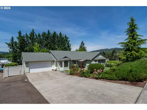 525 SE Parkway Dr, Winston, OR 97496