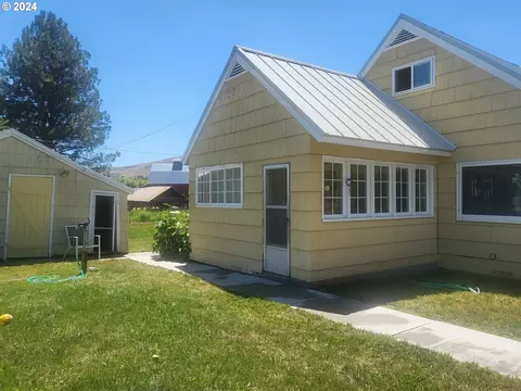 195 E Record St, Halfway, OR 97834