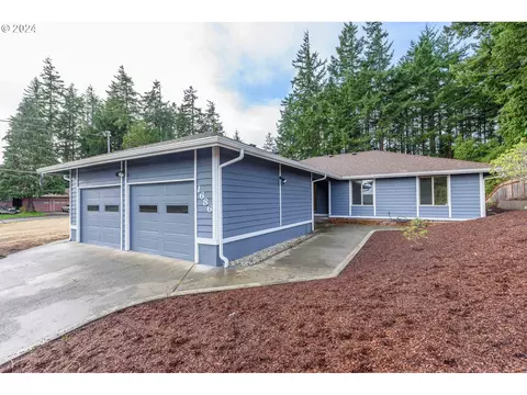 1686 Oak St, North Bend, OR 97459
