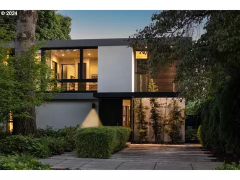 2042 N Skidmore Ct, Portland, OR 97217