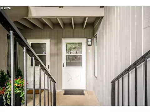 4000 Carman Dr #A4, Lake Oswego, OR 97035