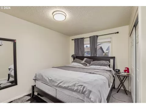 Bedroom - 504 E 9th 14 St, Newberg, OR 97132 photo 1 of 2