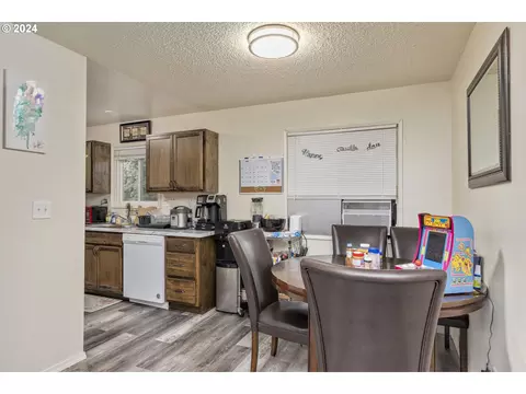 Dining - 504 E 9th 14 St, Newberg, OR 97132 photo 2 of 2